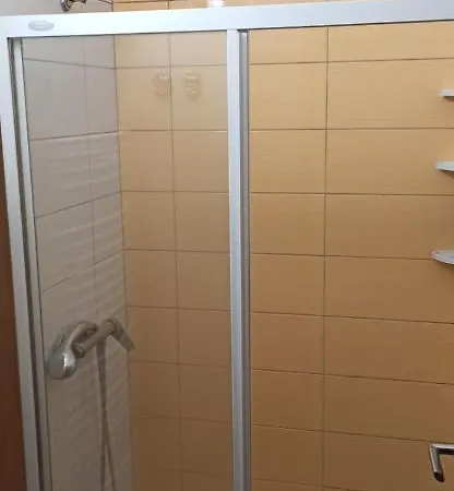 خيمة فخمة Na Vrtu K25 *