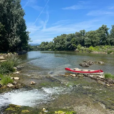 خيمة فخمة Na Vrtu K25 *